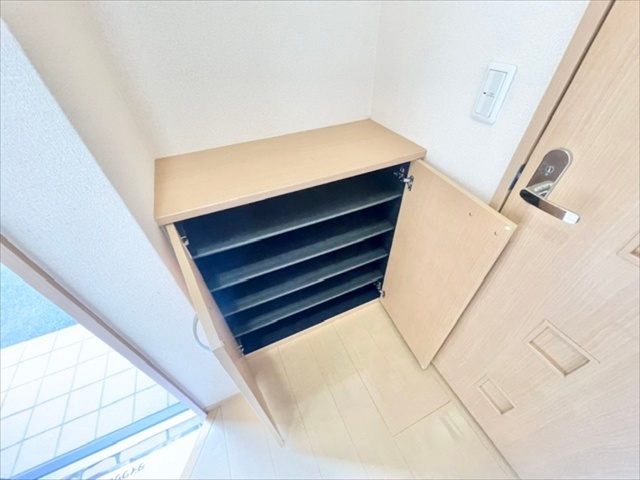 玄関　同一建物内１０２号室内装写真転載