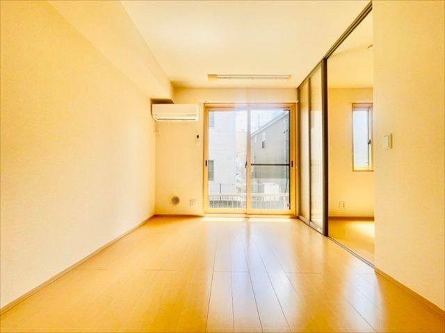 居室・リビング　同一建物内１０２号室内装写真転載