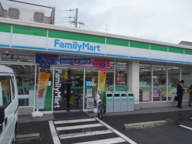 コンビニ　ファミリーマート吉田駅南店（コンビニ）まで725m