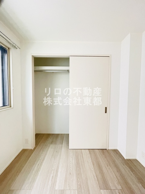 収納　間口・奥行もあるパイプハンガー付収納です♪