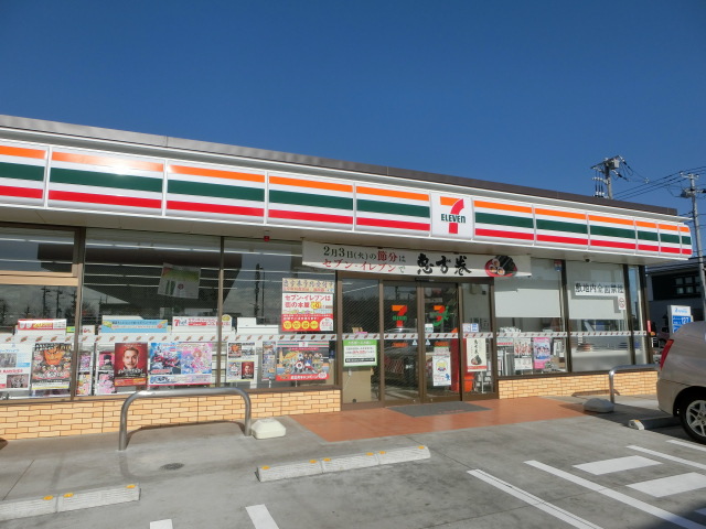 コンビニ　セブンイレブン（コンビニ）まで704m
