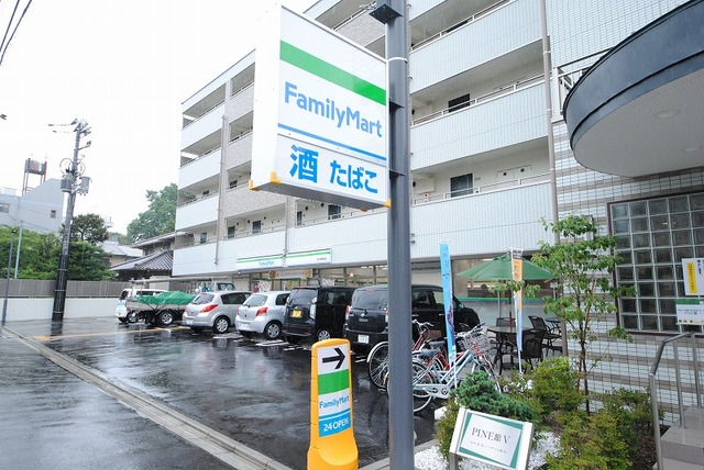 コンビニ　ファミリーマート田中御蔭通店（コンビニ）まで586m