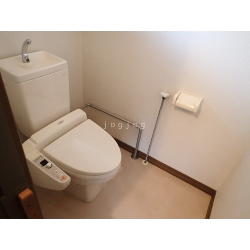 トイレ　嬉しい温水洗浄便座付きのトイレです。