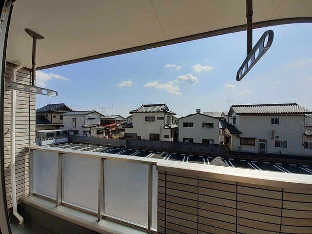 バルコニー　暖かな日差しのふりそそぐバルコニー