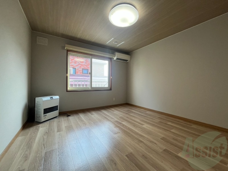 その他部屋・スペース　こちらのお部屋は光が差し込む、温かみのあるお部屋です。