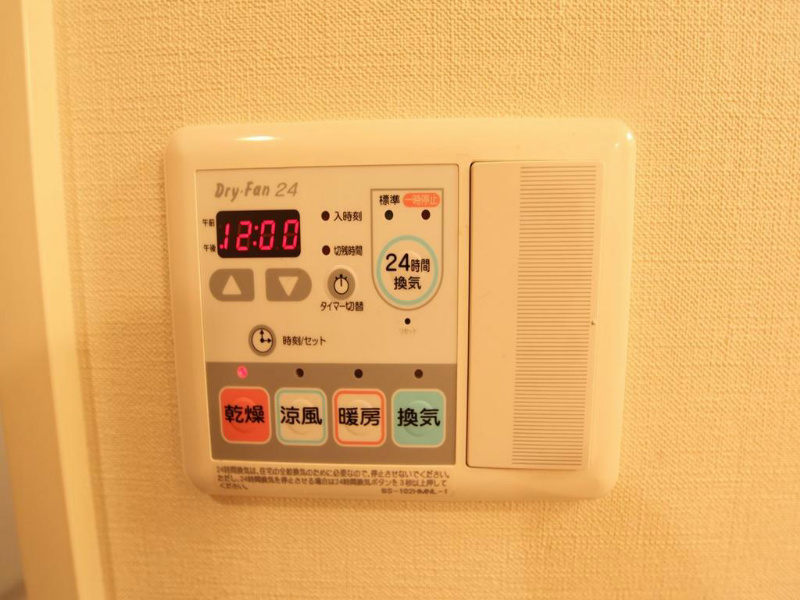 その他設備　浴室暖房乾燥機付き
