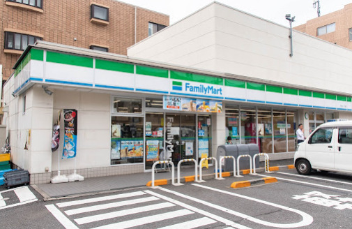 コンビニ　ファミリーマート 世田谷二丁目店（コンビニ）まで389m