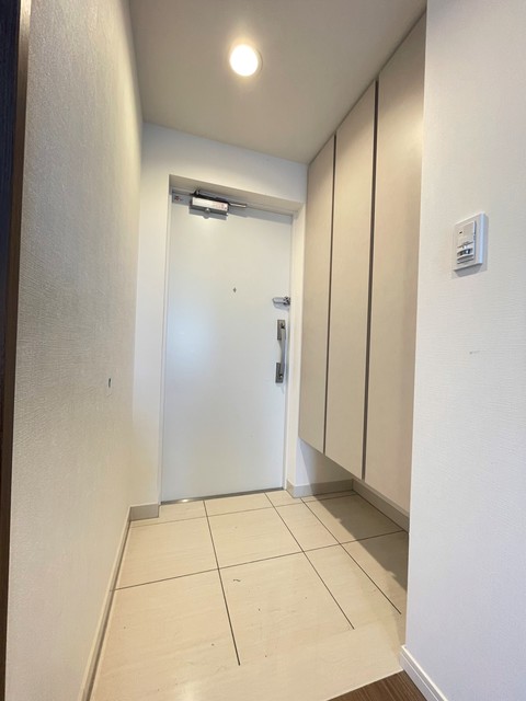 玄関　同物件他居室の写真です