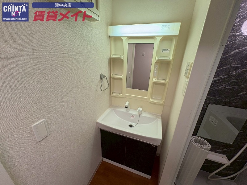 洗面設備　別部屋反転参考写真
