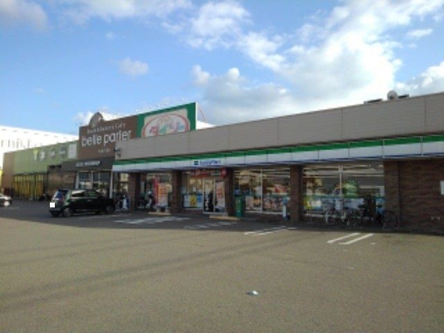 コンビニ　ファミリーマート新居浜川東店（コンビニ）まで200m