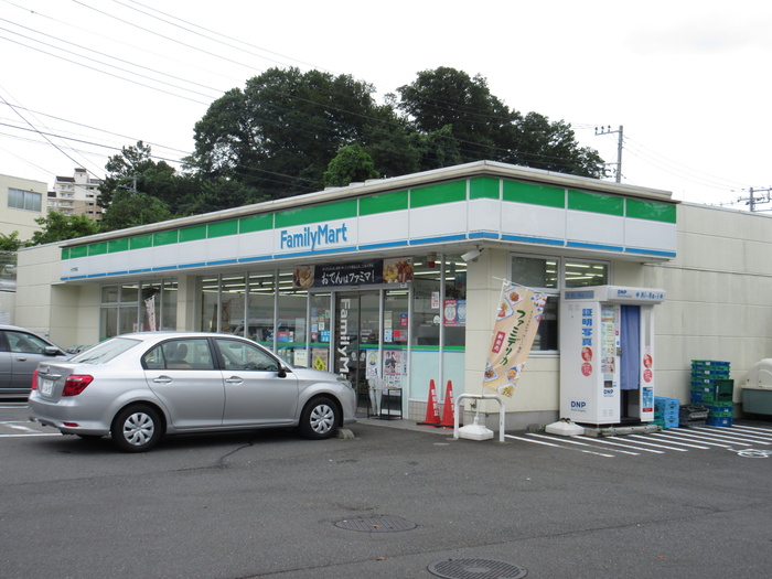 コンビニ　ファミリーマート十日市場店（コンビニ）まで55m