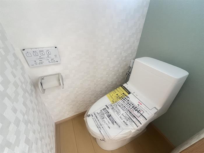 トイレ　温水洗浄便座付きのトイレになります。
