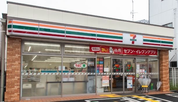 コンビニ　セブン-イレブン 足立竹ノ塚駅（コンビニ）まで74m