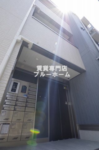 建物外観　軽量鉄骨造３階建ての綺麗な物件！