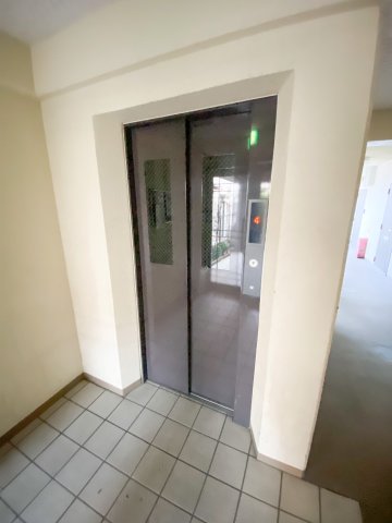 その他共有部分　エレベーターがあると重たい荷物も簡単に部屋まで運べますよ