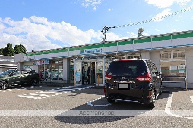 コンビニ　ファミリーマート（コンビニ）まで472m