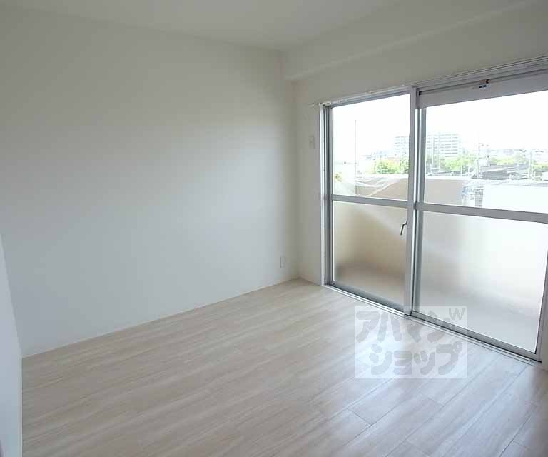 居室・リビング　お部屋は全改装済み！