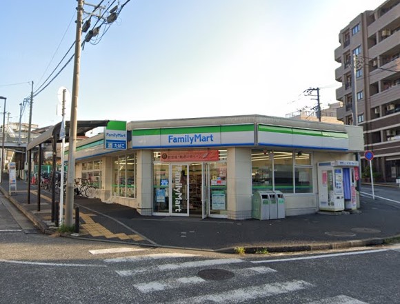 コンビニ　ファミリーマート（コンビニ）まで732m