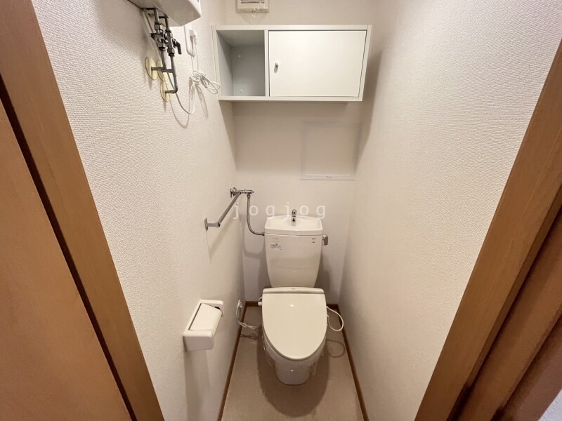 トイレ　嬉しい温水洗浄便座付きのトイレです。