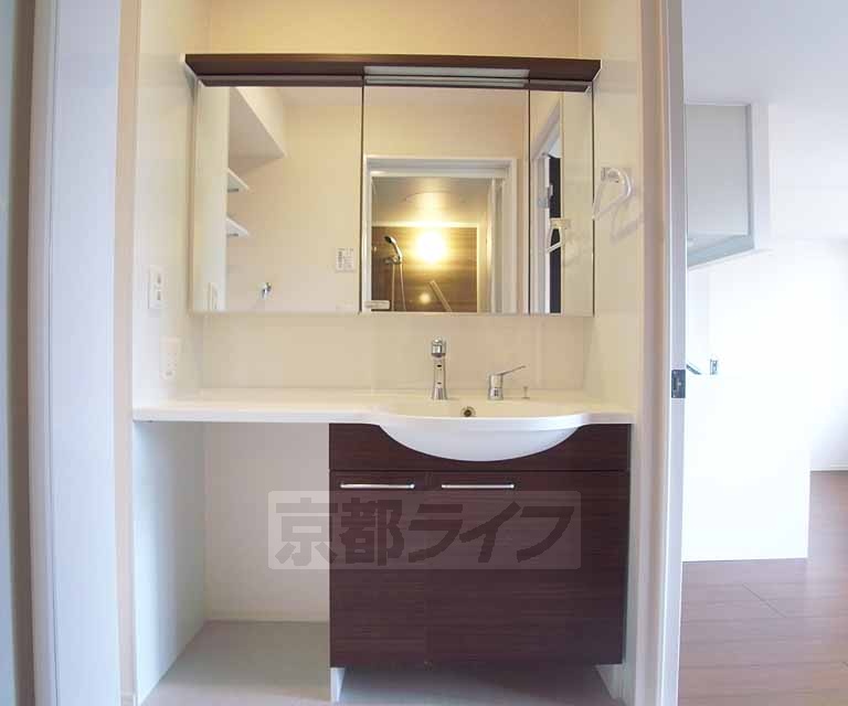 洗面設備　大きな鏡がオシャレです。
