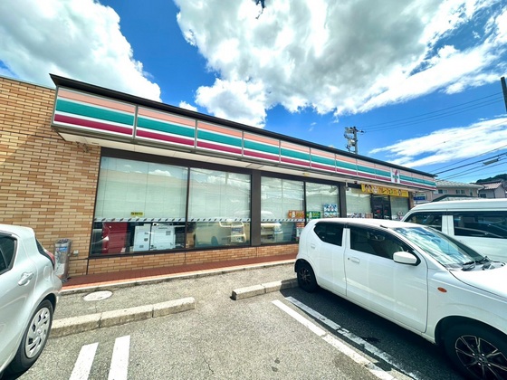 コンビニ　セブンイレブン東広島西条中央店（コンビニ）まで377m