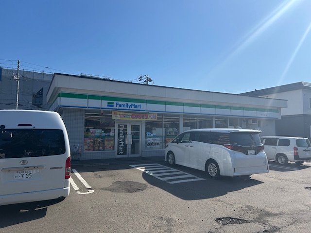 コンビニ　ファミリーマート千歳インター店（コンビニ）まで600m