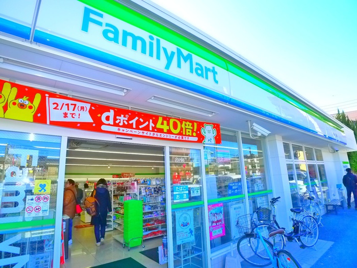 コンビニ　ファミリーマート（コンビニ）まで670m