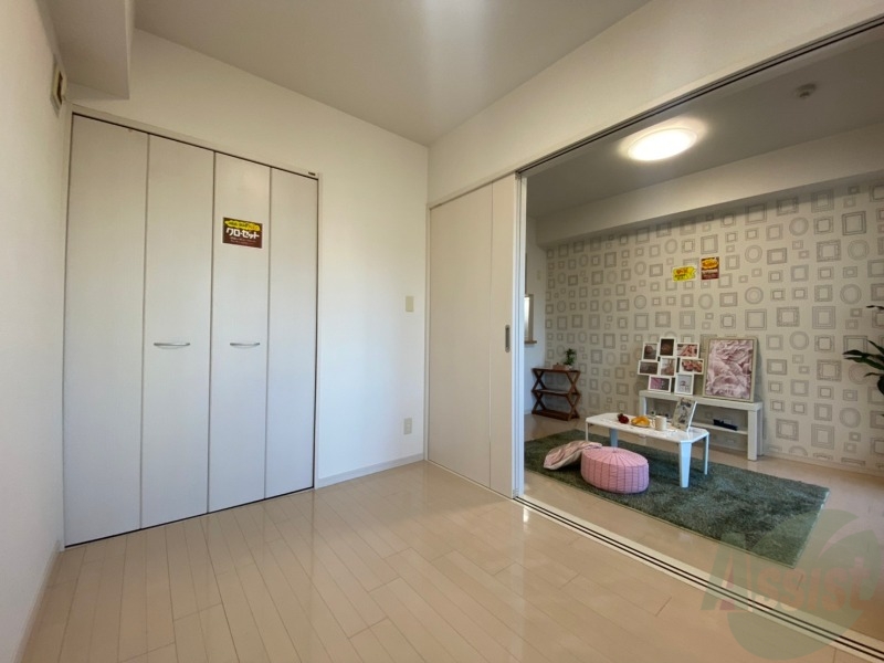 その他部屋・スペース　寝室はこちらです。光が差し込む、温かみのあるお部屋です。