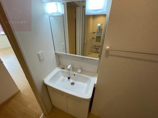 洗面設備　独立洗面台、小物を置くことができて便利です