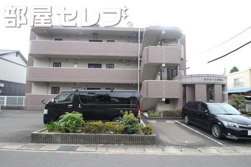 建物外観　タイル張りがお洒落ですね。