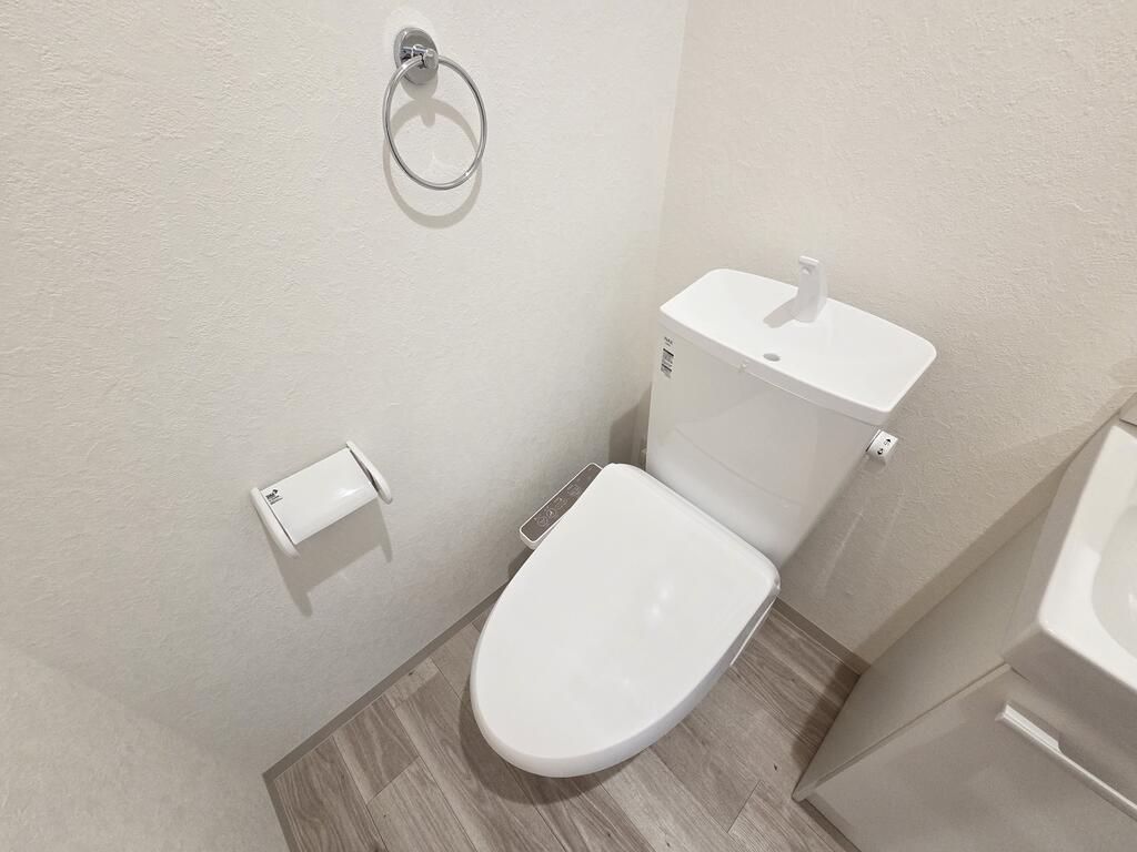 トイレ　温水洗浄便座付き！お掃除楽々な洋式トイレです♪