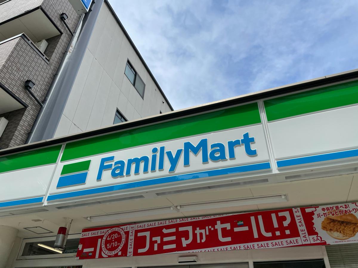 コンビニ　ファミリーマート 大阪プール東店（コンビニ）まで128m