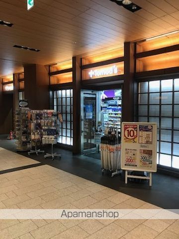 ドラックストア　トモズ 東京ミッドタウン店（ドラッグストア）まで621m