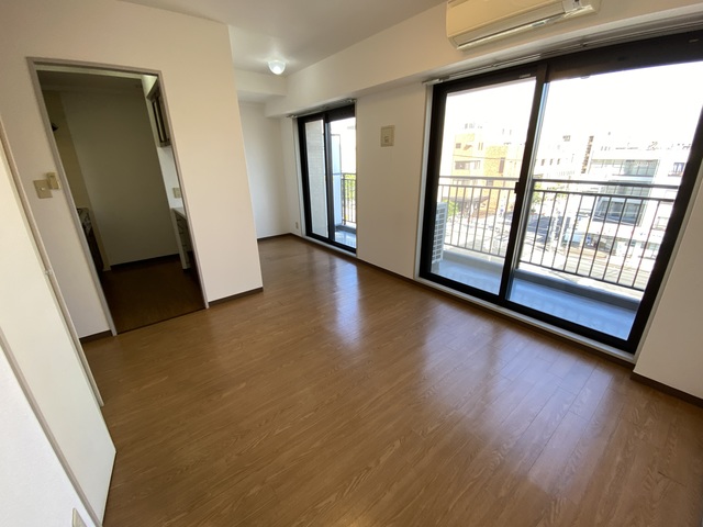 居室・リビング　前面開けていて明るいお部屋です
