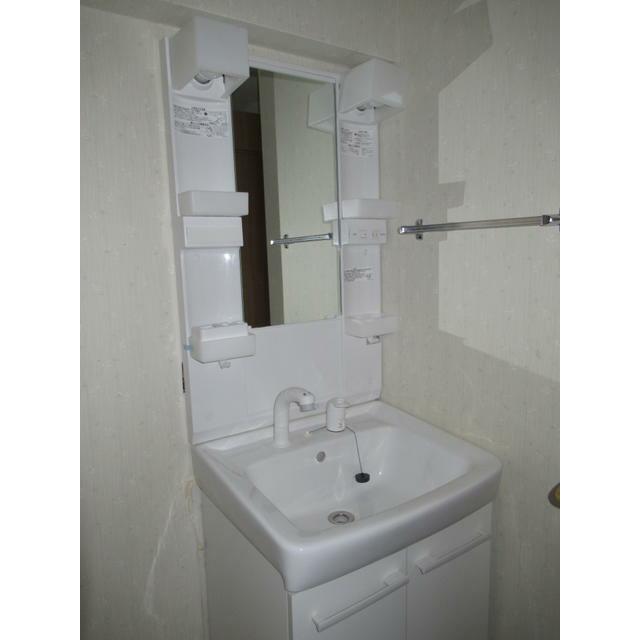 洗面設備　同型の洗面化粧台取付けます。