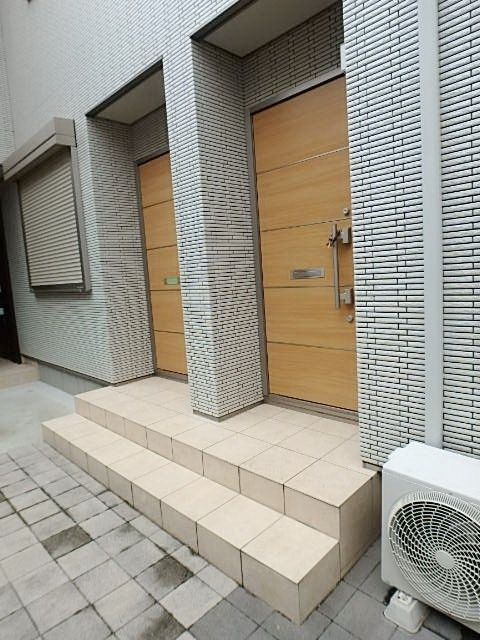 エントランス　お問い合わせはタウンハウジングまで