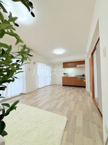 レジデンスフローリスの居間写真