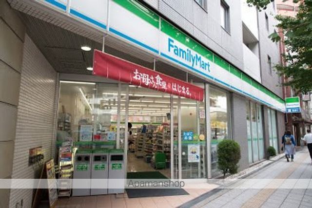 コンビニ　ファミリーマート（コンビニ）まで138m