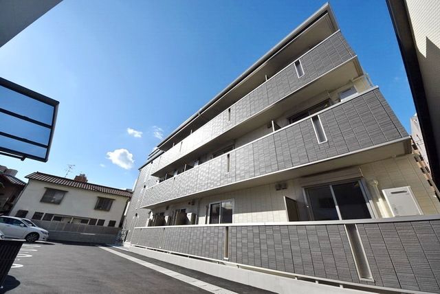 建物外観　Ｈ30年11月築の綺麗な建物