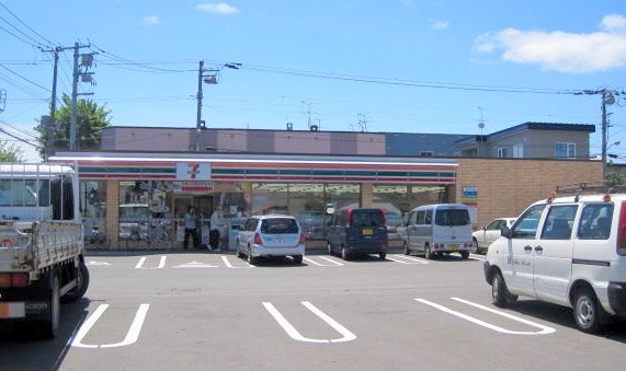 コンビニ　セブンイレブン月寒東5条店（コンビニ）まで244m