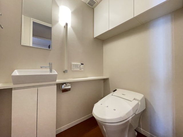 トイレ　タンクレスの温水洗浄機能付き。トイレ内に手洗い場もあります。