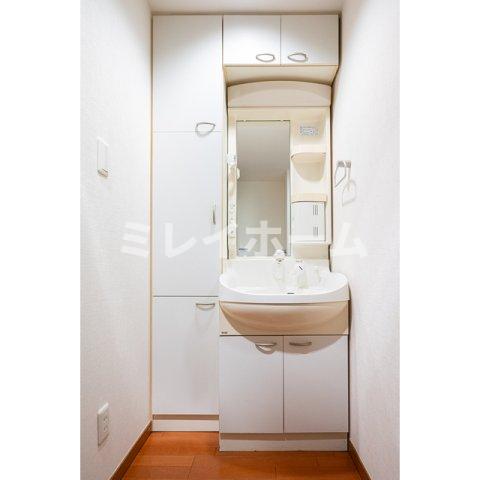 洗面設備　同建物内、別のお部屋の参考写真になります。