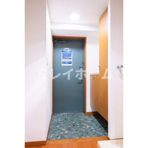 玄関　同建物内、別のお部屋の参考写真になります。