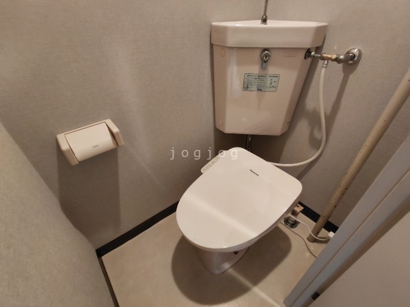 トイレ　嬉しい温水洗浄便座付きのトイレです。
