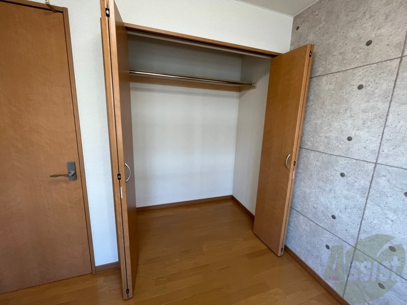 収納　こちらの収納にはハンガーをかけて服もしまえますね。