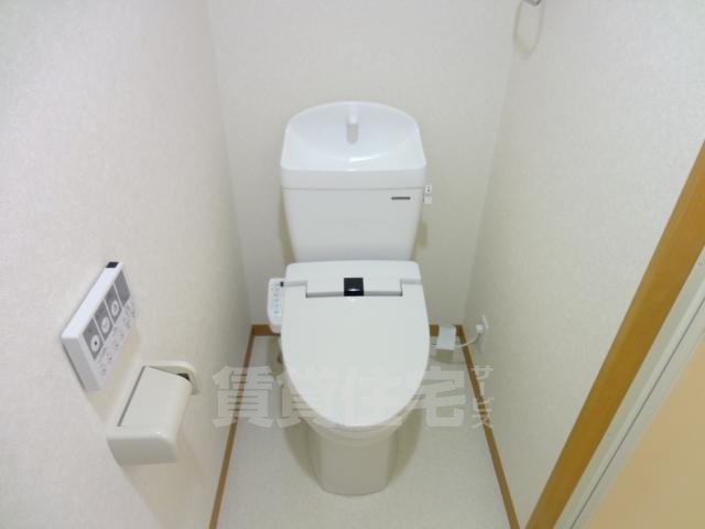 地下鉄御堂筋線 江坂駅 徒歩15分 8階建 築36年のトイレ写真