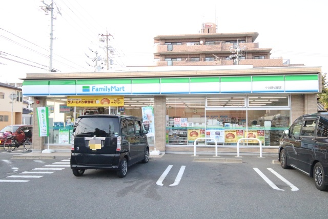コンビニ　ファミリーマート 中川西伏屋店（コンビニ）まで65m