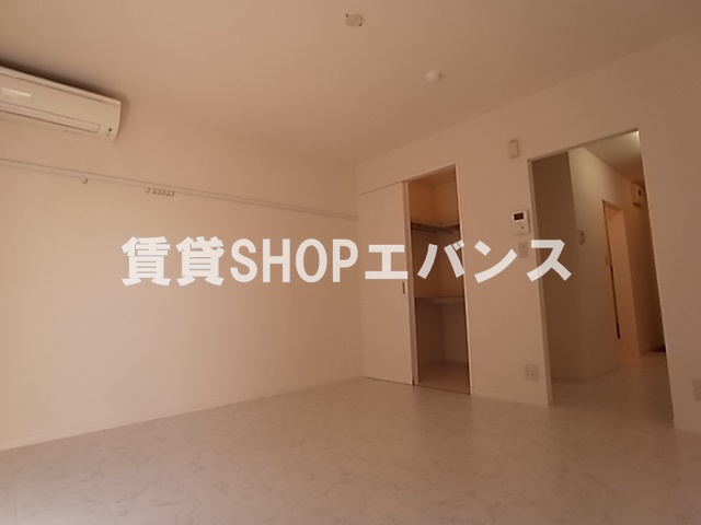 その他部屋・スペース　落ち着いた色調の寝室です