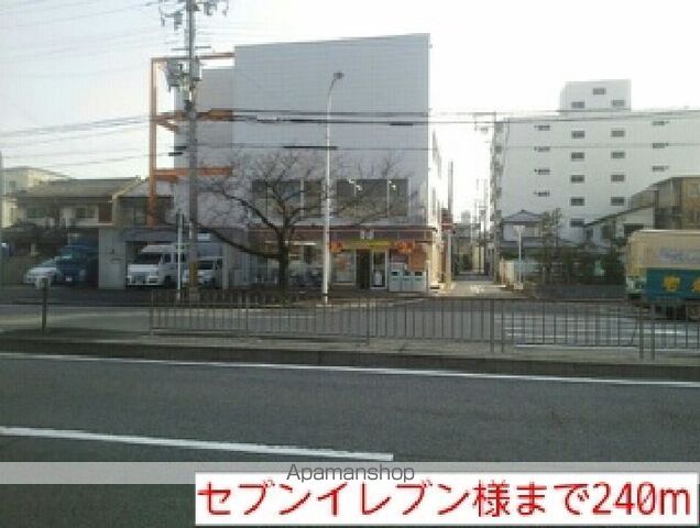 コンビニ　セブンイレブン様（コンビニ）まで240m