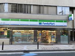 コンビニ　ファミリーマート麻布運動場前店（コンビニ）まで399m